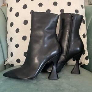 Steve Madden Viya bootie in Black, size 6